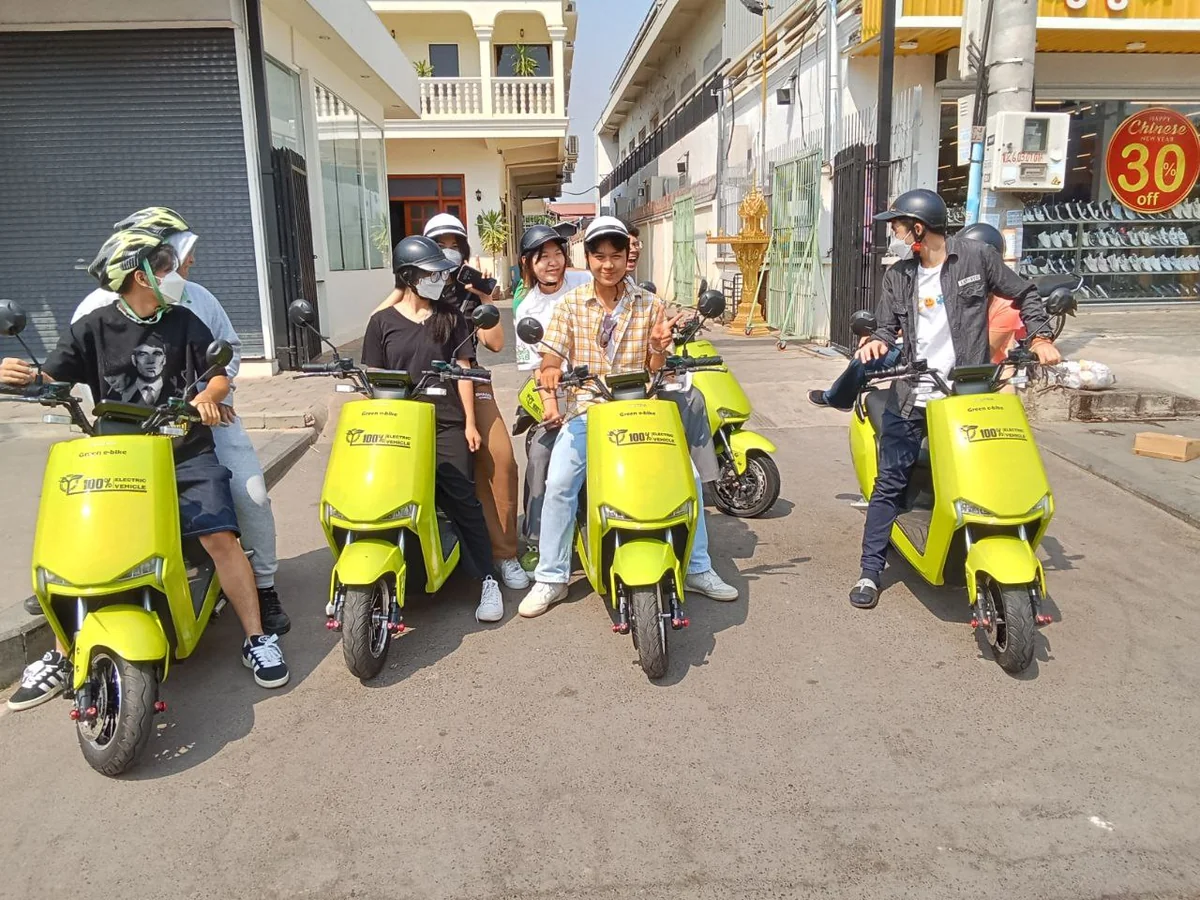 Green e-bike family riders