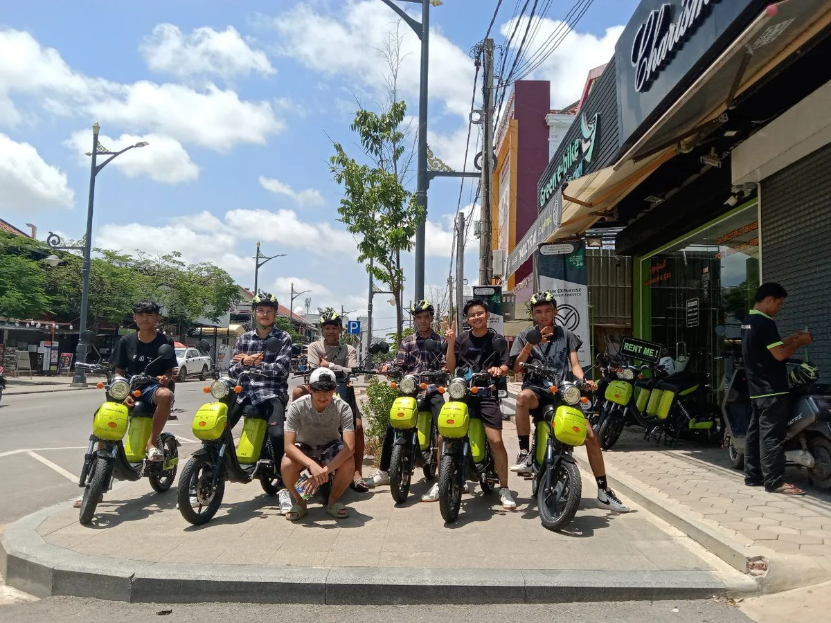 Green e-bike group photo at the shop